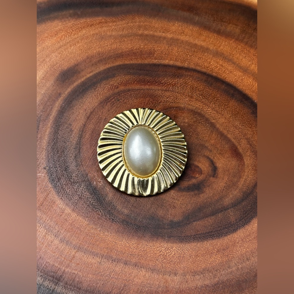 VINTAGE gold tone and faux pearl scarf clip